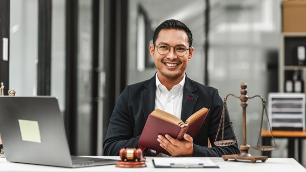 Abogado sonriente en estudio jurídico